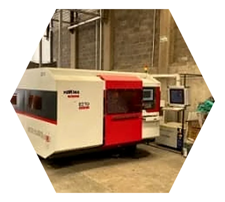 Máquina de corte láser CNC en el taller de FAGNER